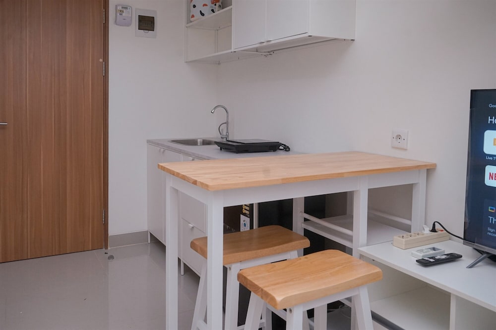 Warm And Simply Studio At Cisauk Point Apartment