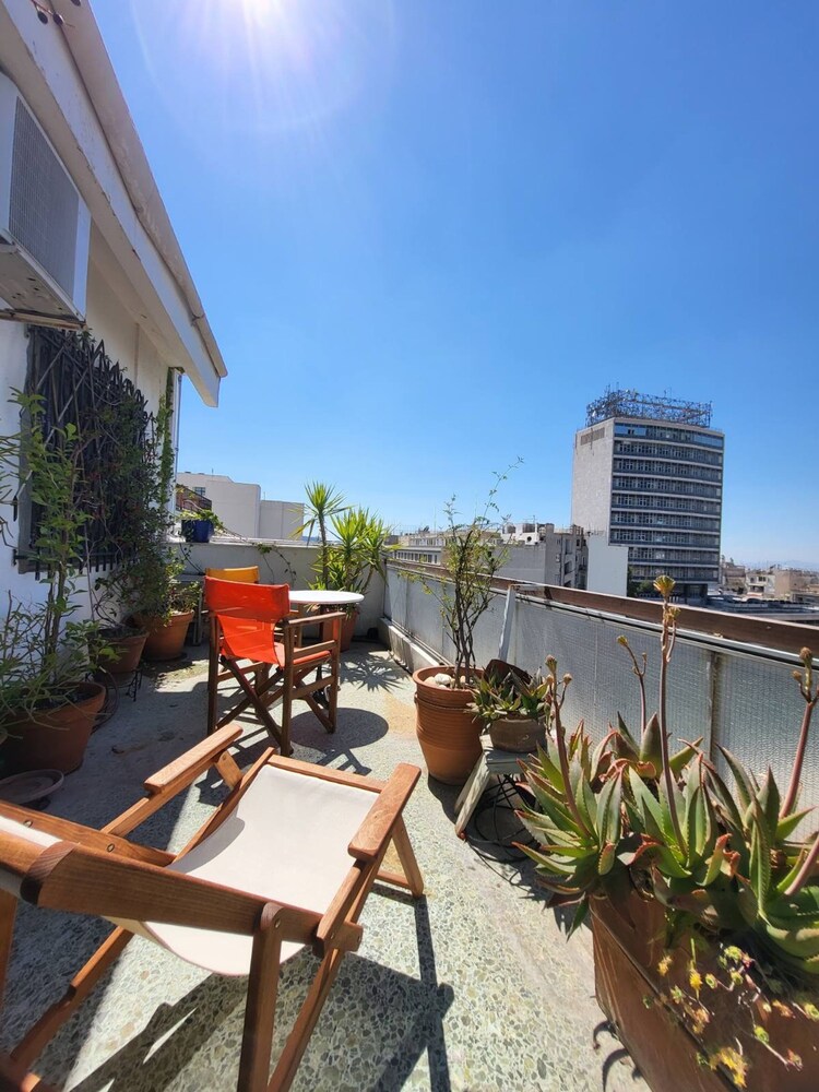 Chic 2BR Bright Penthouse With Open Wood Staircase