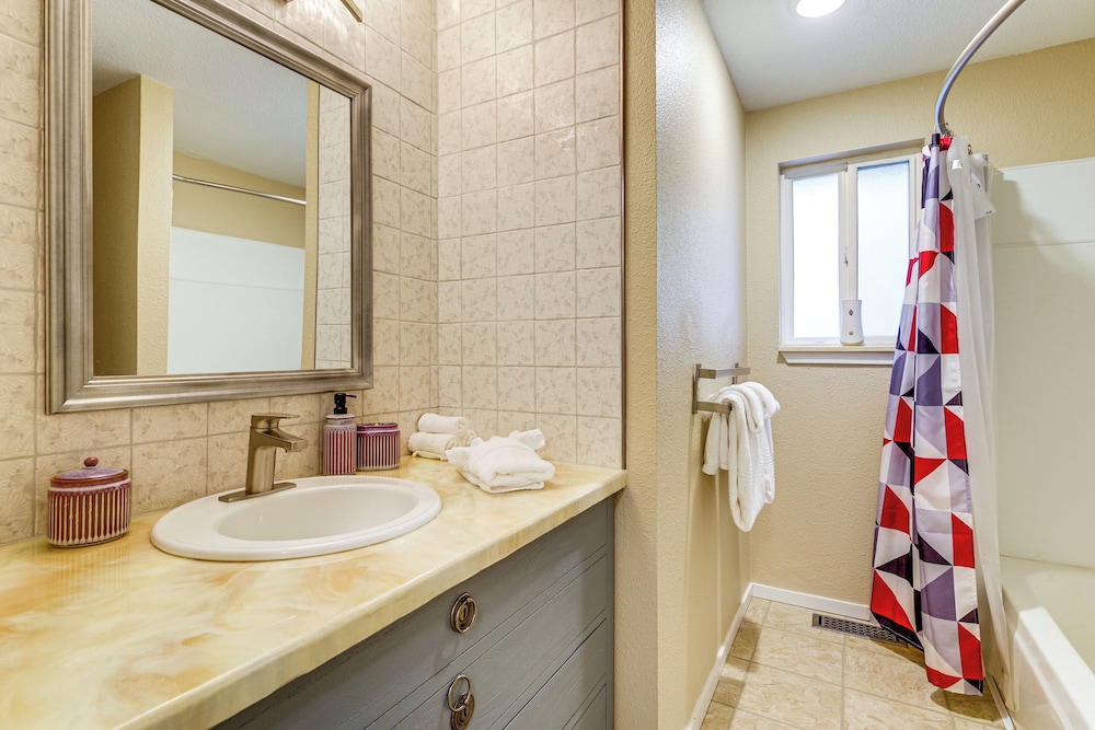 Family Retreat w/ Hot Tub & Game Room in Everett!