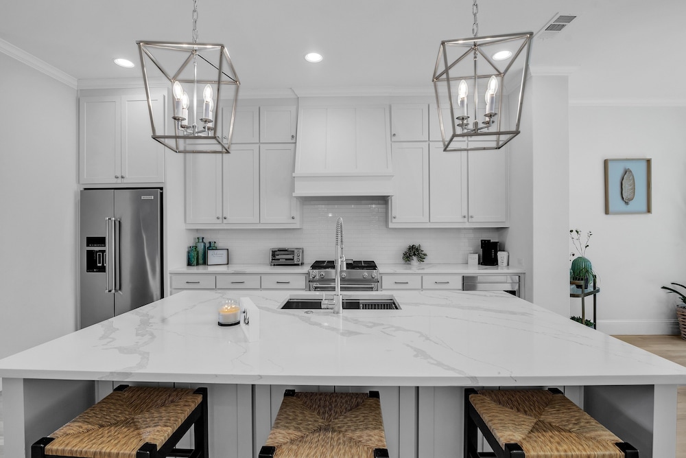 Modern 3br In Bishop Arts Walk To Shops & Dining 3 Bedroom Duplex