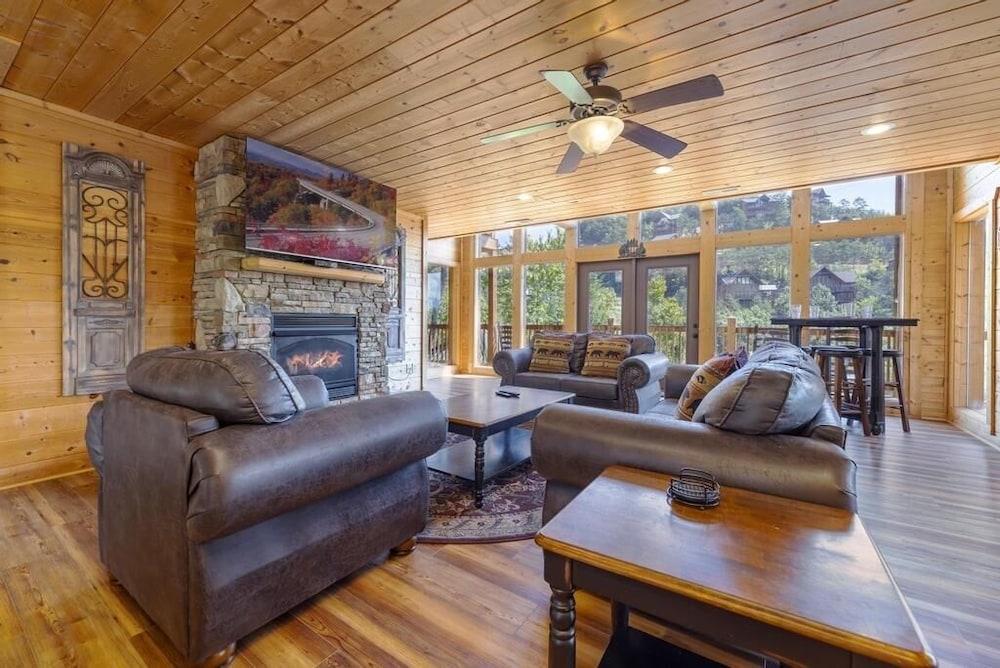 Valley View-tiful - 5 Bedrooms, 5 Baths, Sleeps 18 Home by RedAwning