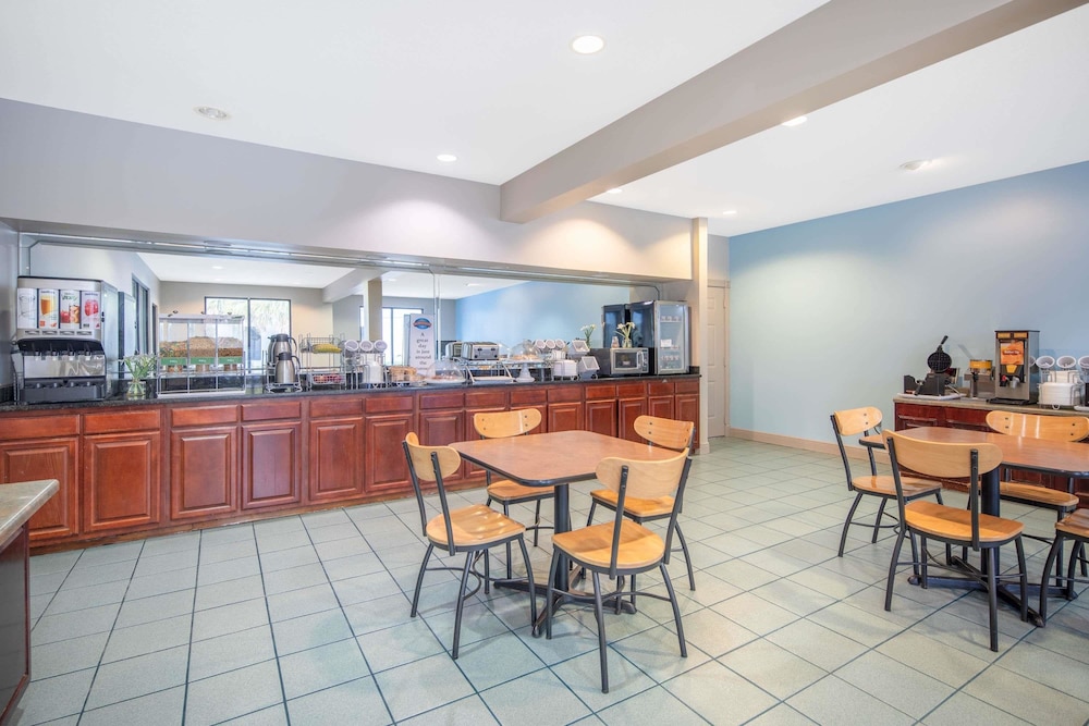 Laurel Vacations - Baymont by Wyndham Laurel - Property Image 5