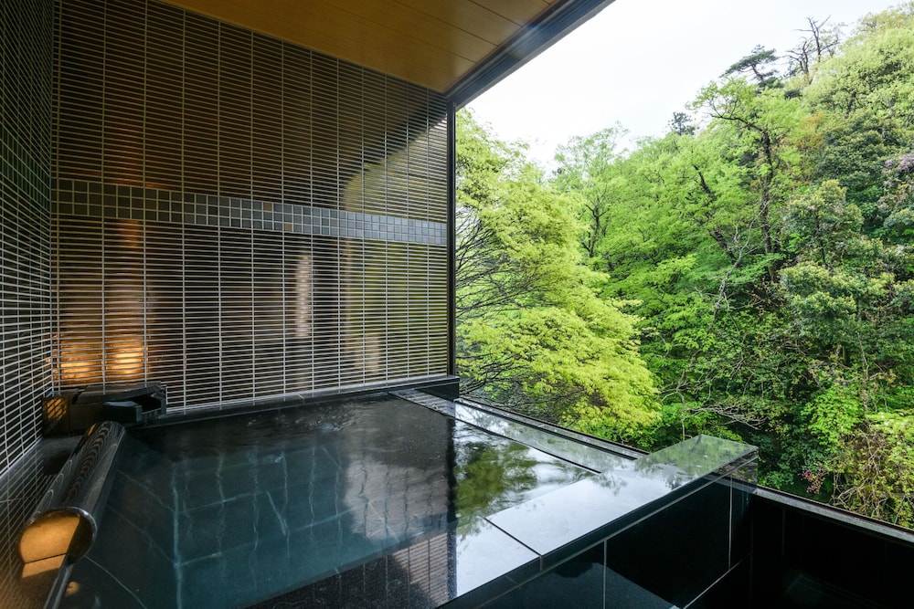 Yamanaka Onsen Shirasagiyu Tawaraya