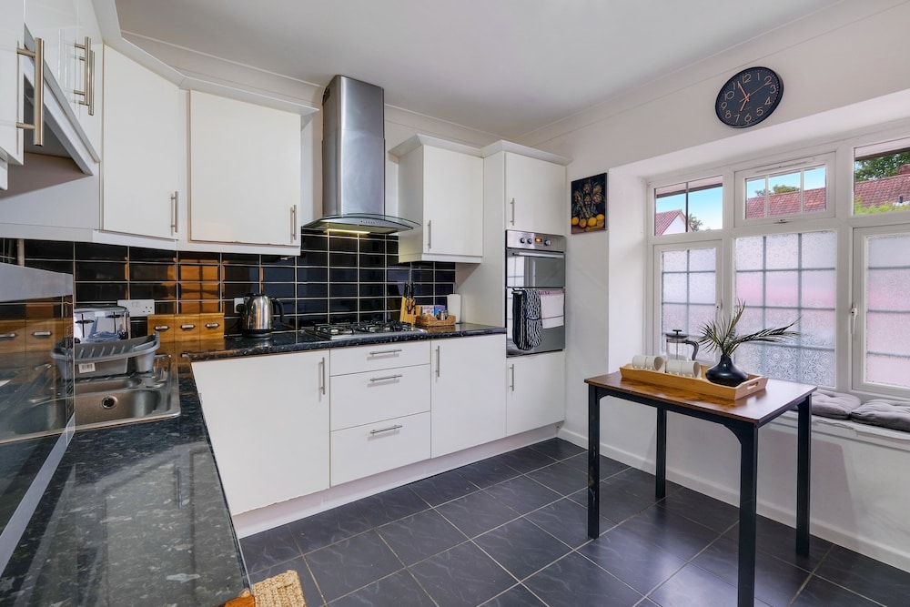 Modern 4 Bedroom Hse Garden in Feltham