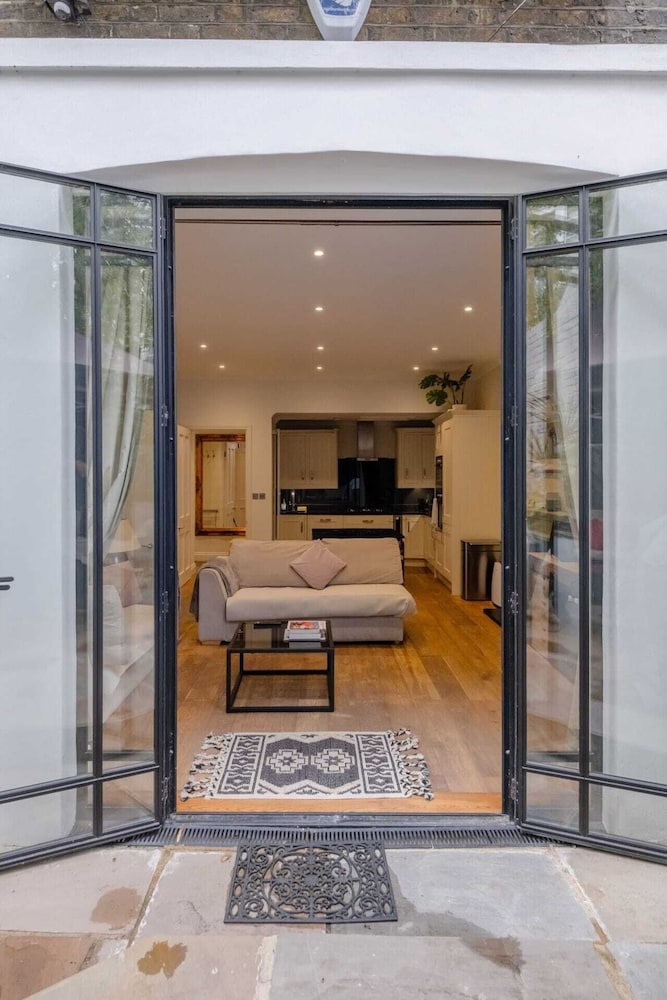 Gorgeous 2BD Flat With Patio - South Kensington!