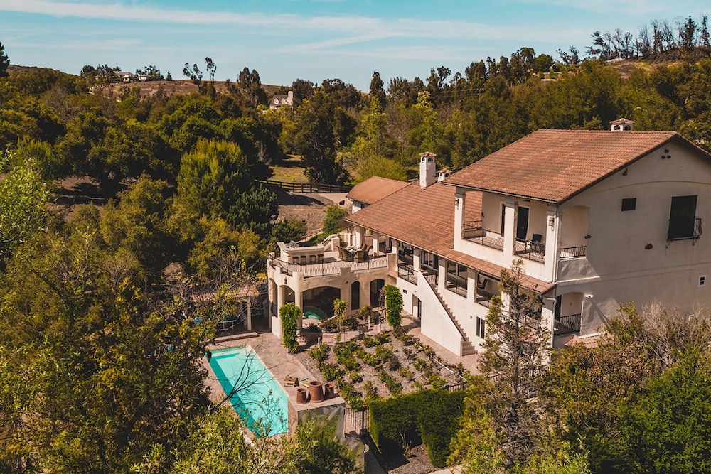 De Luz by Avantstay 5 Acre Estate w Lake Pool Hot Tub