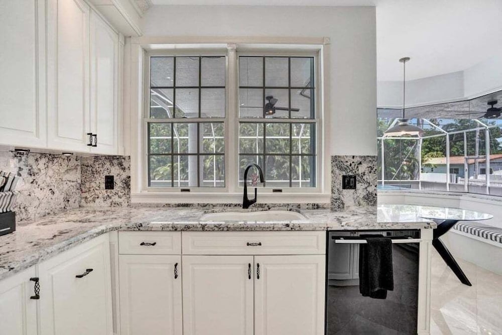 6br Elegant Hollywood Lakes Mansion W/ Pool & Spa 6 Bedroom Home