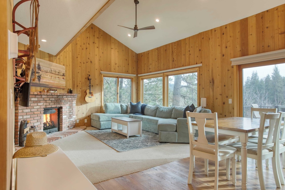 Arrowhead Lakeside Escape by Avantstay 3min Walk to Lake, Private Beach Access