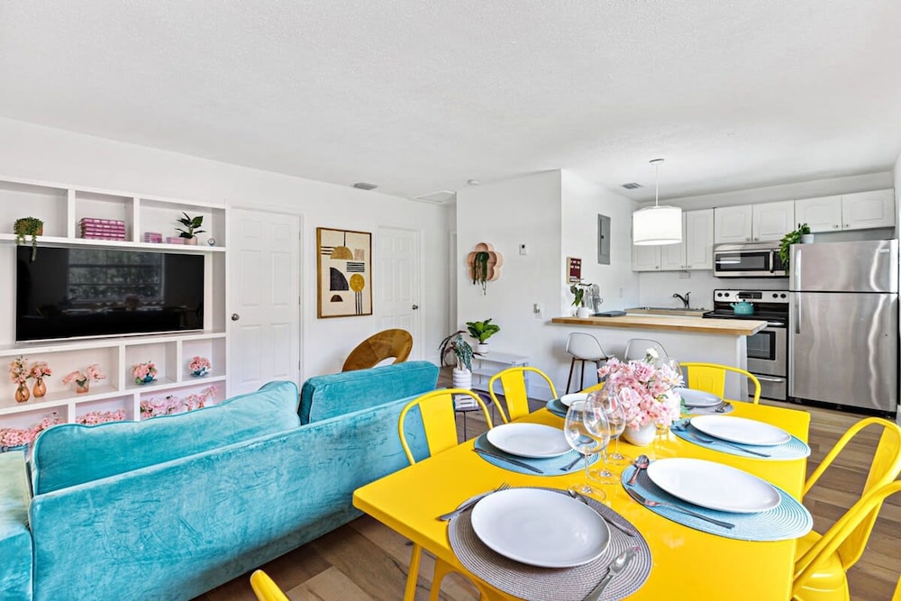 Stylish 2 BR Condo - Free Parking on Premises