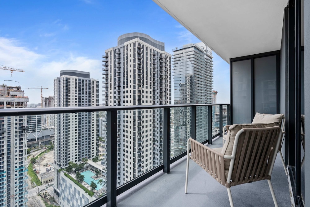 Bayside Breeze Downtown Luxury Tower Pool Gym