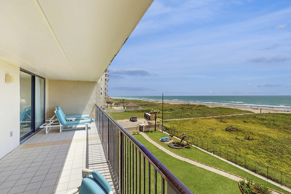 3BR Beachfront Condo w/ Pools & Balcony