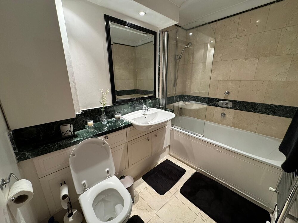 Luxury Apartment In London - Pool Spa & Gym
