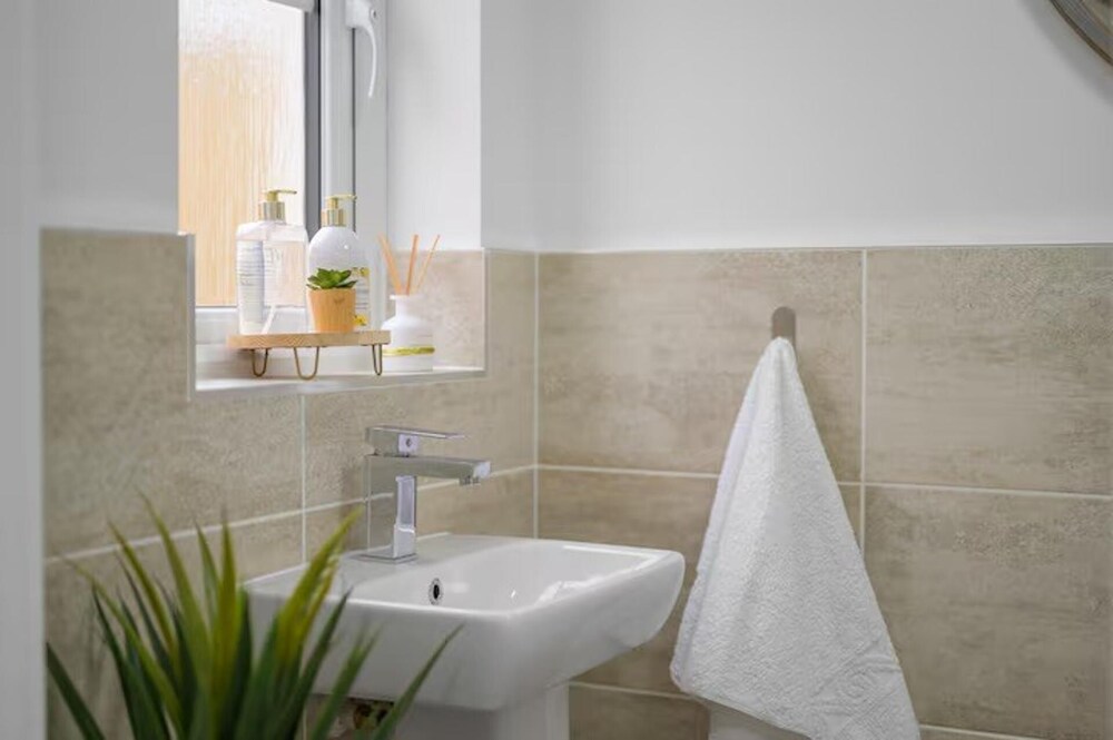 Stylish House in Perth-hot Tub-garden-sleeps 6