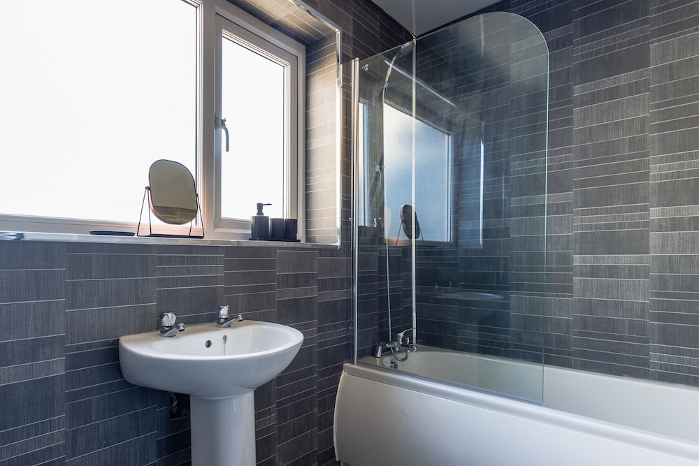 Darlington 4Bd Home: Modern Comfort & Free Parking