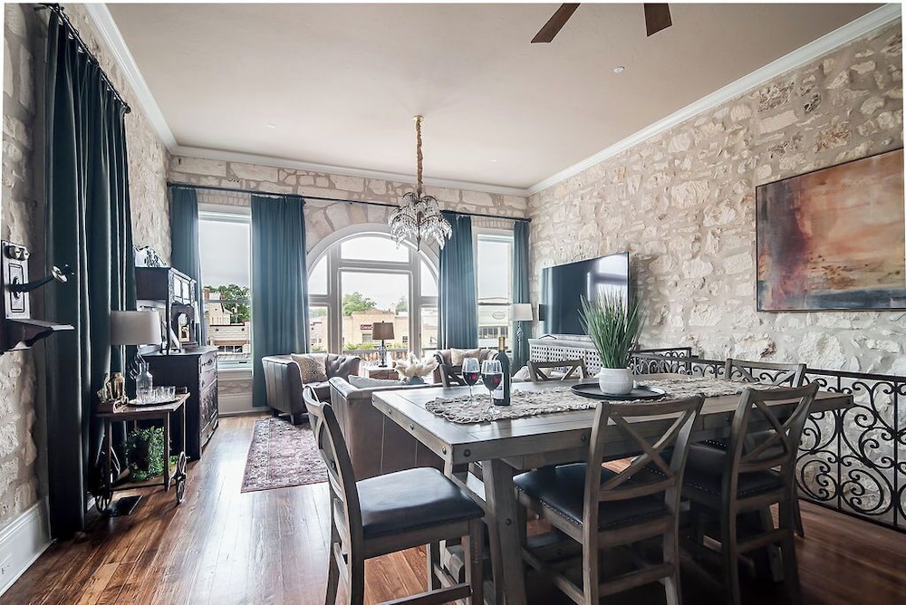 The Bank on Main St - Historic Luxury Suite W/rooftop Deck Overlooking Main Street