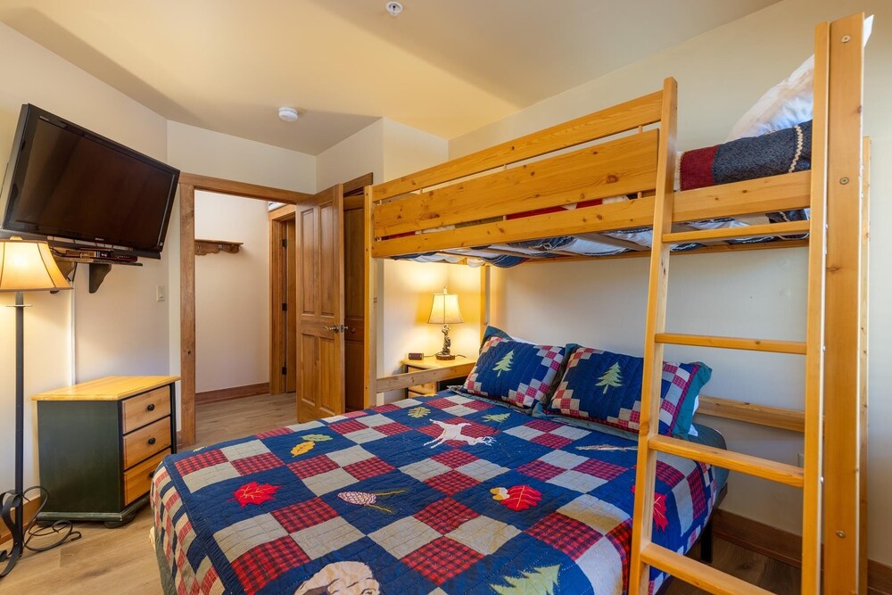 2241 Red Hawk Lodge 2 Bedroom Condo by RedAwning view 5