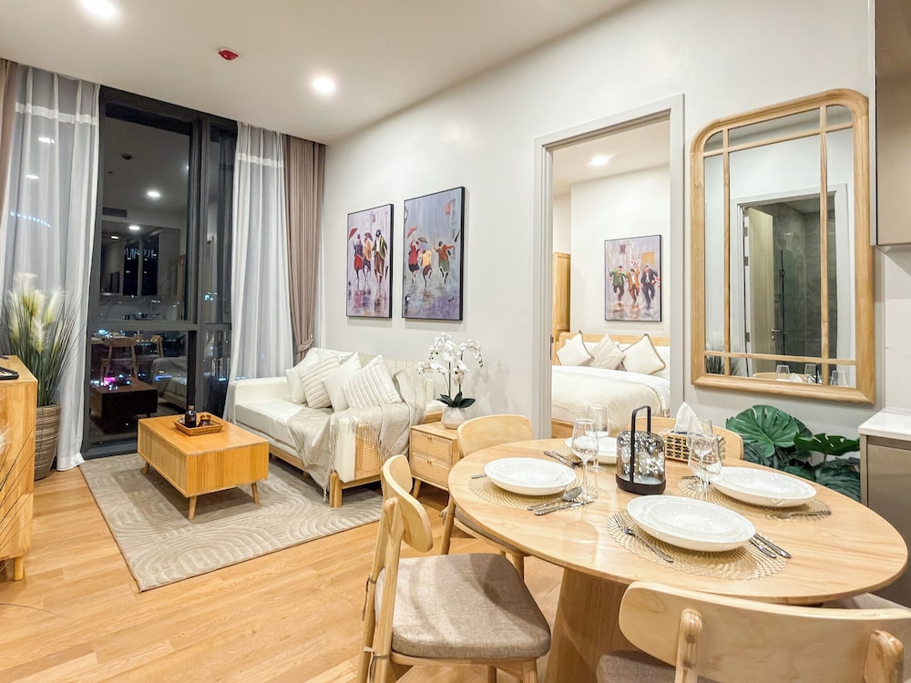 Luxury Downtown Bangkok 2BR 2BA · Sky Pool Gym · 5min Walk to Siam Paragon