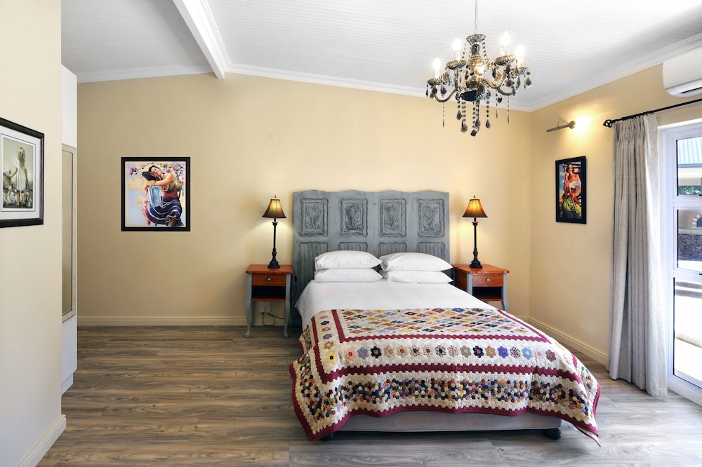 Lovely Self-catering Home, in Quiet Area, 10 Minutes Walk to Restaurants No01 view 2