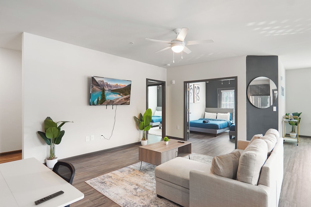 Luxe King 3BR Suite in North Raleigh