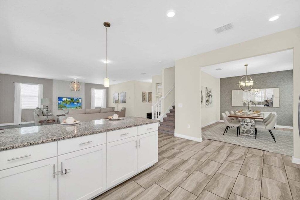 Luxury Pool/spa Home With Lots Of Sunshine! 6 Bedroom Villa