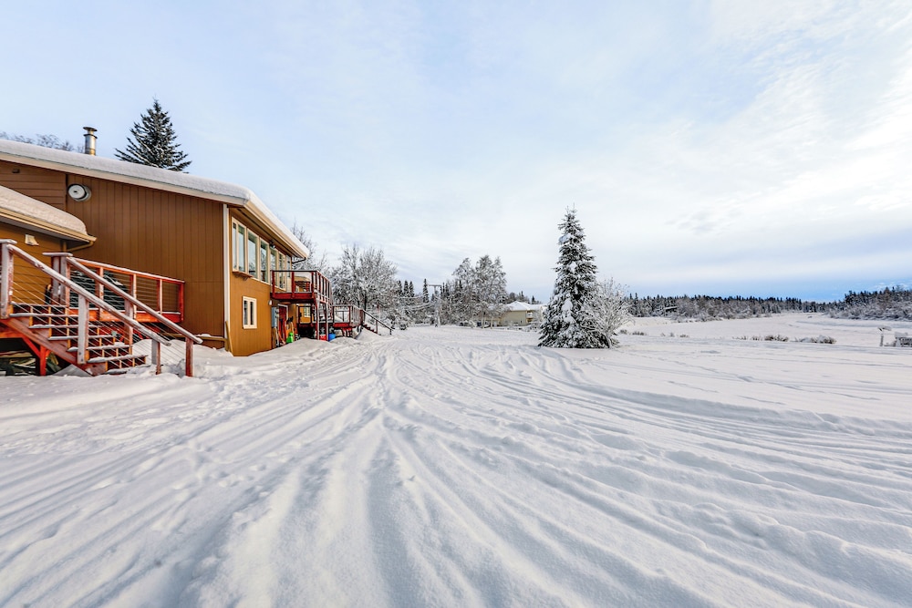 Riverside Retreat: Cozy Fairbanks Home w/ View