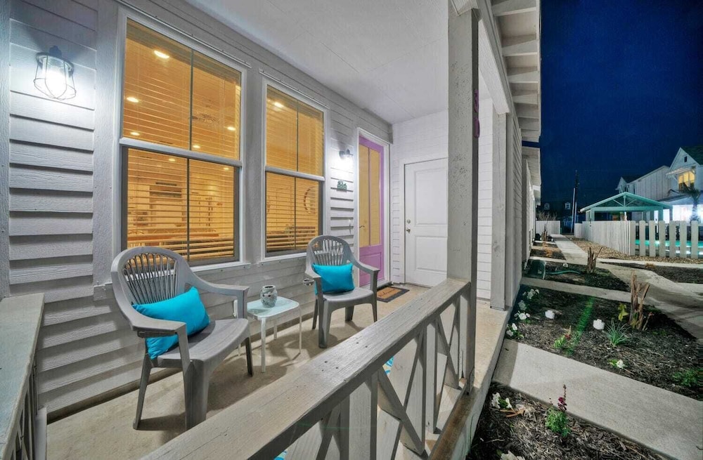 2 Homes in Old Town by Avantstay Sleeps 19, Pool, Newly Built Walk to Eats, Music, & More
