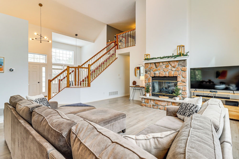Screened Porch + Fire Pit: Spacious Pocono Retreat