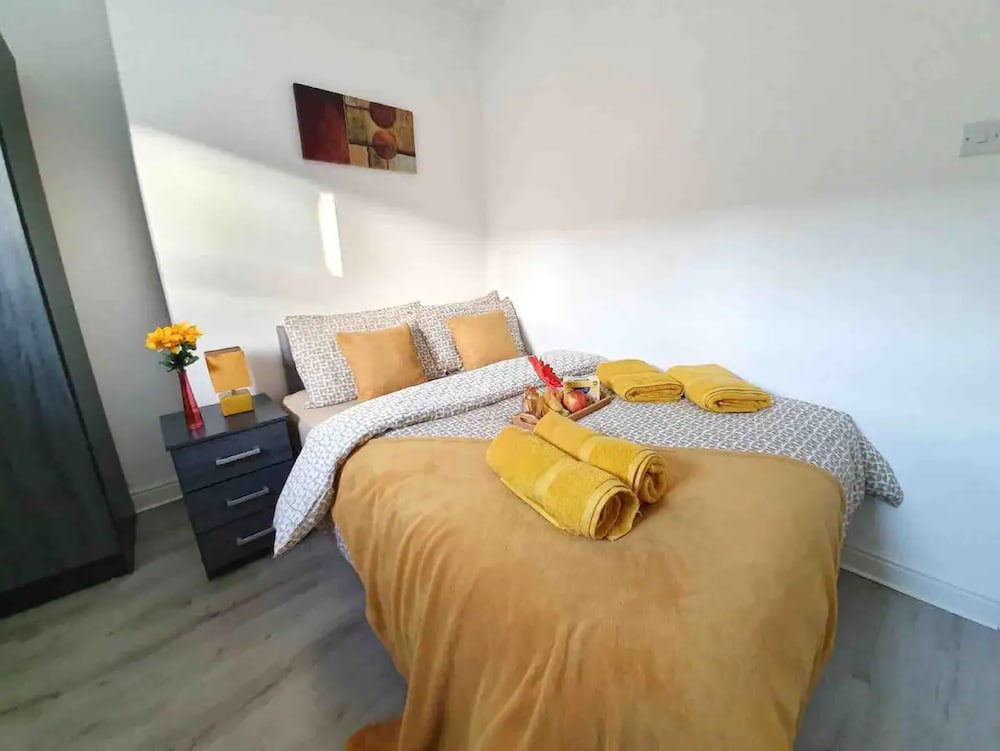 Lovely 3-bed Apartment in Coventry view 5