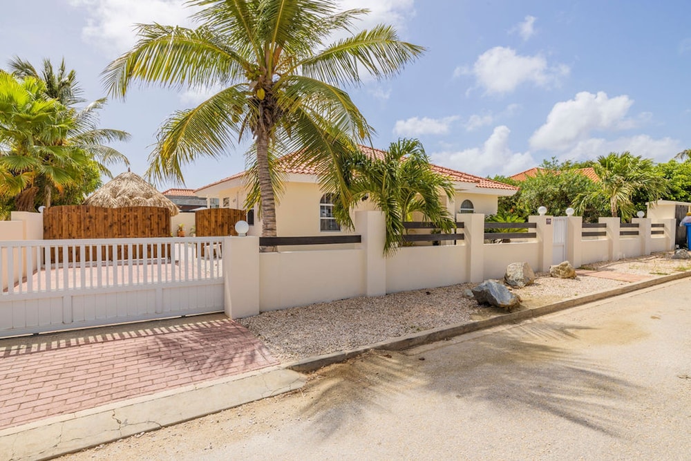 Cozy 3br2ba Great Location w Private Pool Patio
