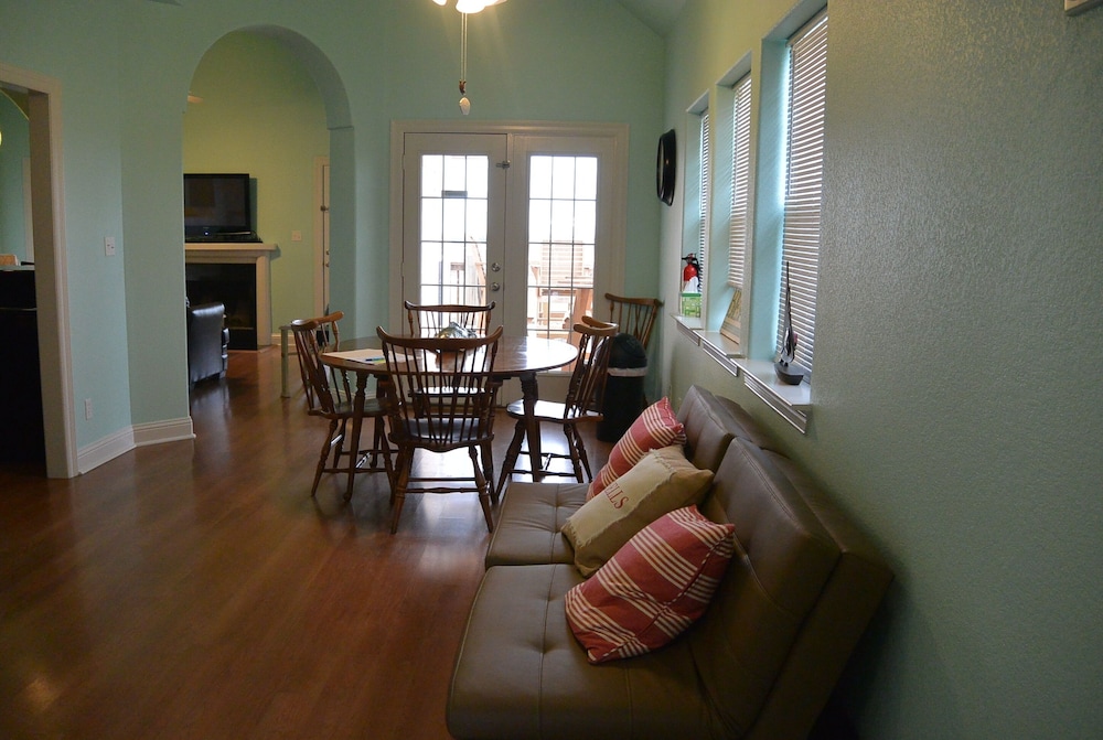 Private Pelican 2 Bedroom Home
