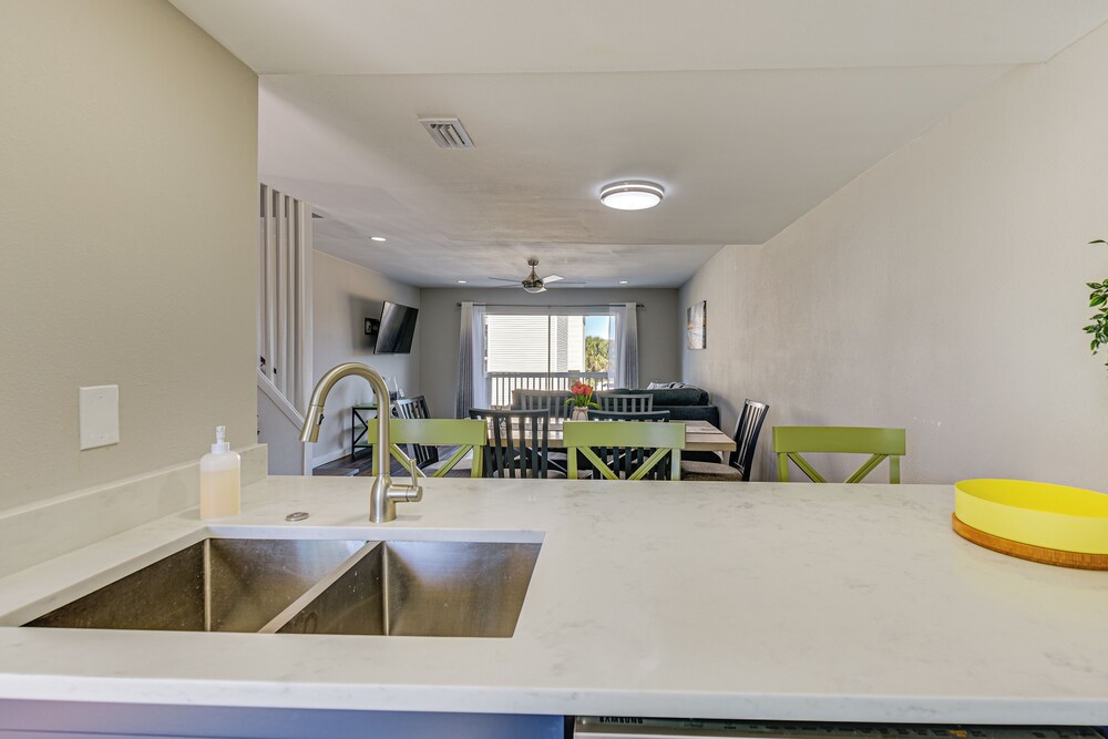 Walk to Okaloosa Island Beach: Coastal Condo!