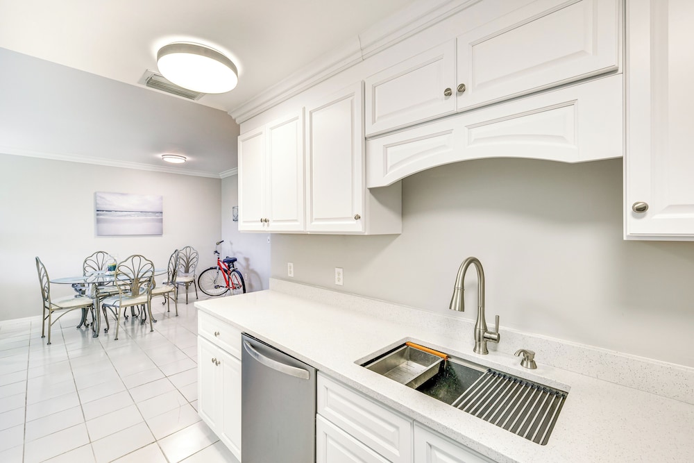 Sleek Naples Condo w/ Balcony: Snowbirds Welcome!