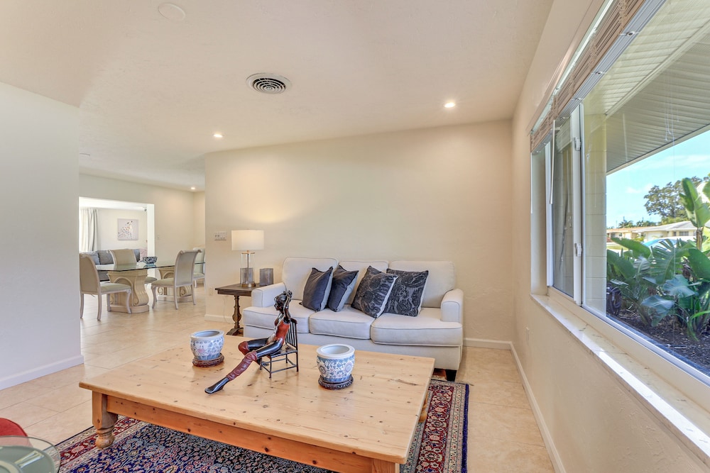 Poolside Oasis 6 Mi to Beaches: Sarasota Hideaway!