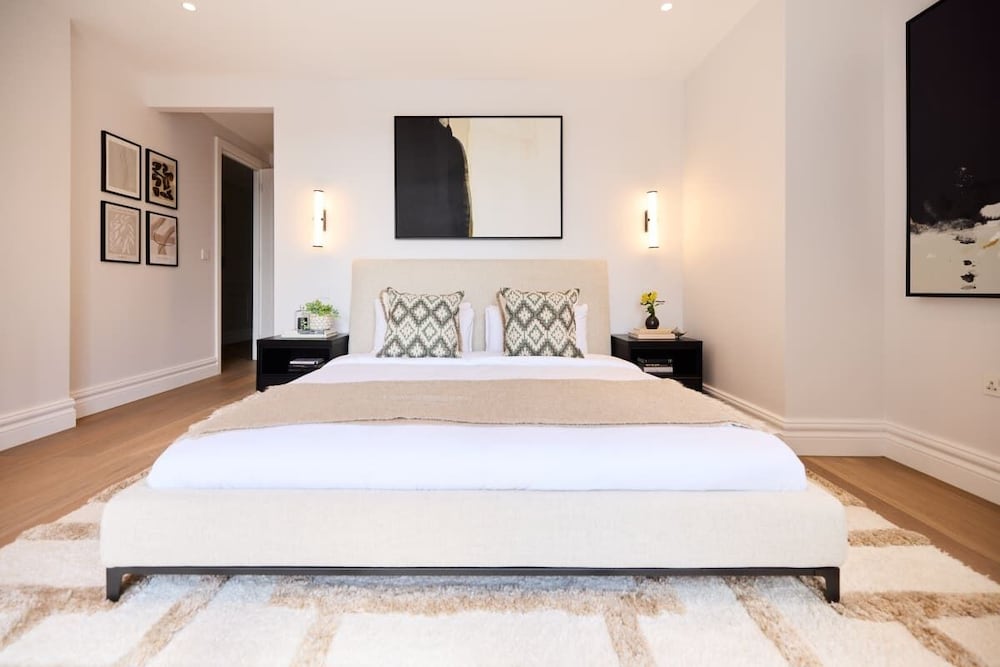 The Temple Fortune Crib - Lovely 3BDR House with Balcony