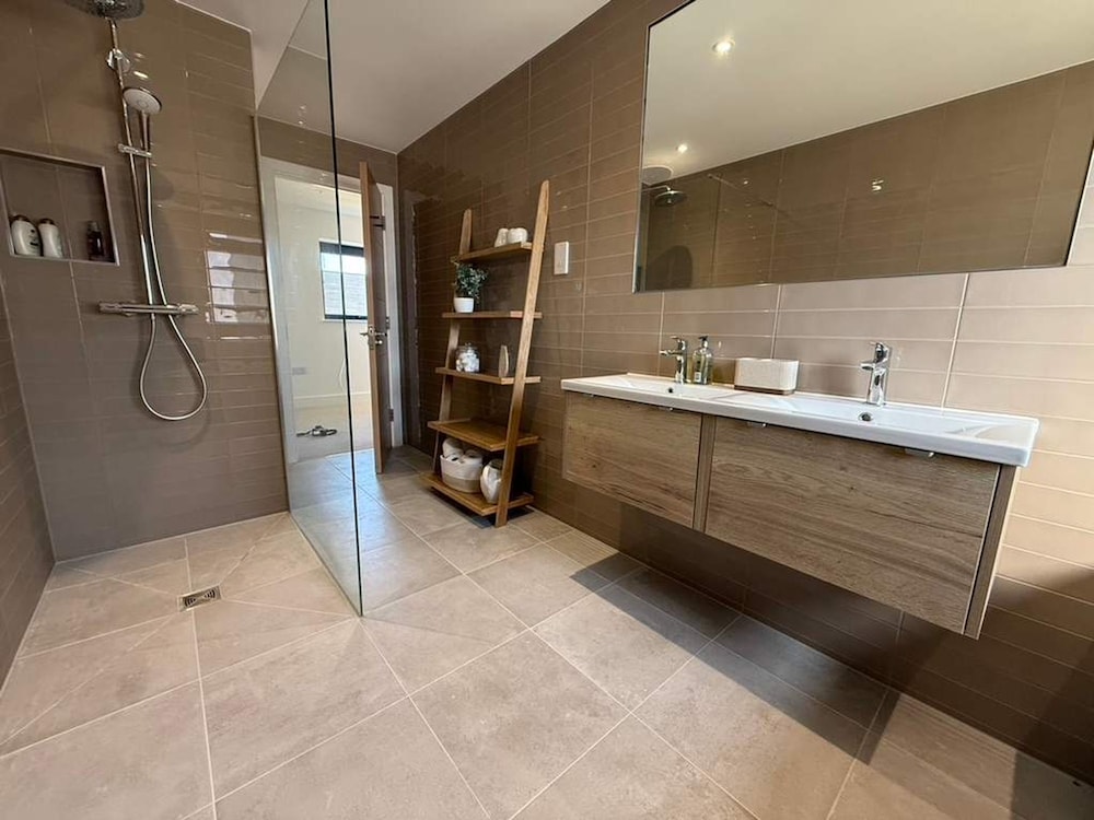 Luxury Lakeside Retreat With Hot Tub Games Room Watersports Sleeps 14