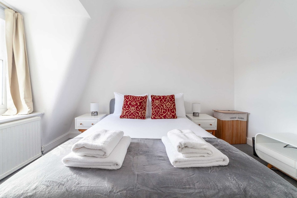 Bright and Spacious Earls Court Gem view 5