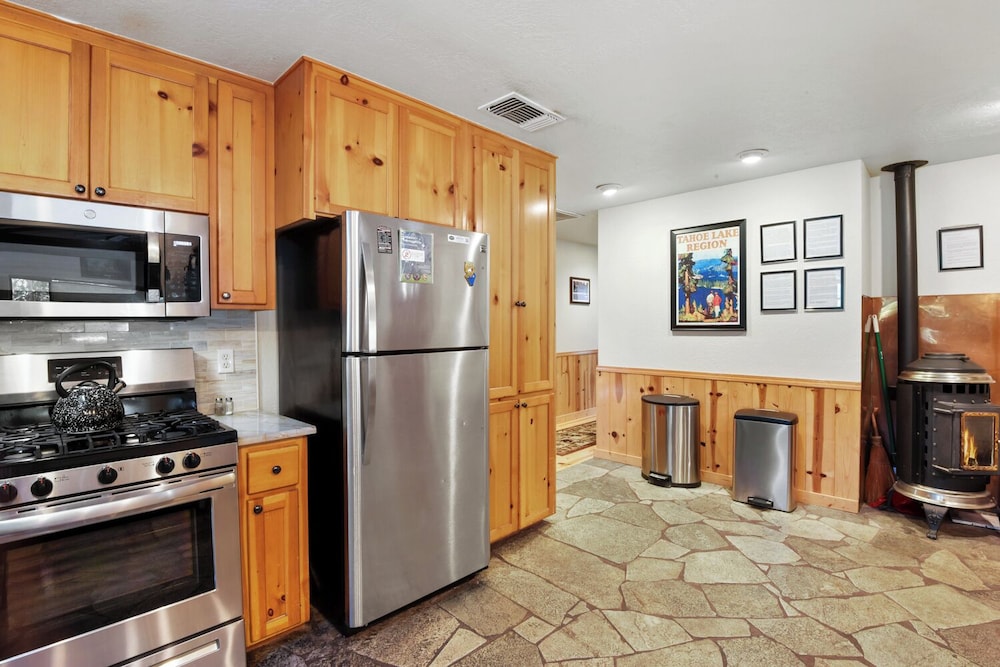 Elm Street Getaway Sleeps 8!
