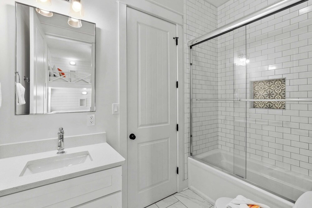 Priv Heated Pool + Hot Tub, Boat-friendly, Sleeps 16! Good Times by Avantstay