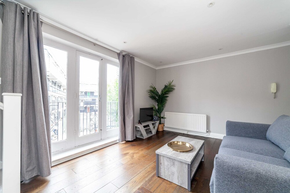 Spacious Battersea Gem With Balcony Bliss