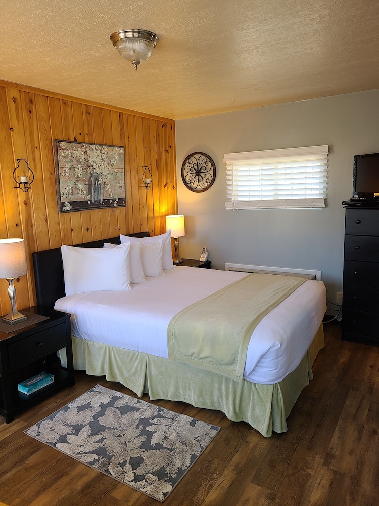 Lamplighter Cabins & Suites