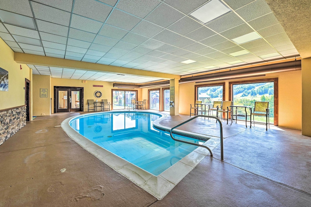 < 1 Mi to Mt Snow: Charming Condo w/ Fireplace