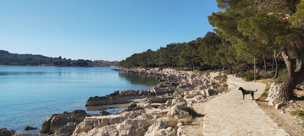 Stunning 2-bed House in Jezera With Sea Views