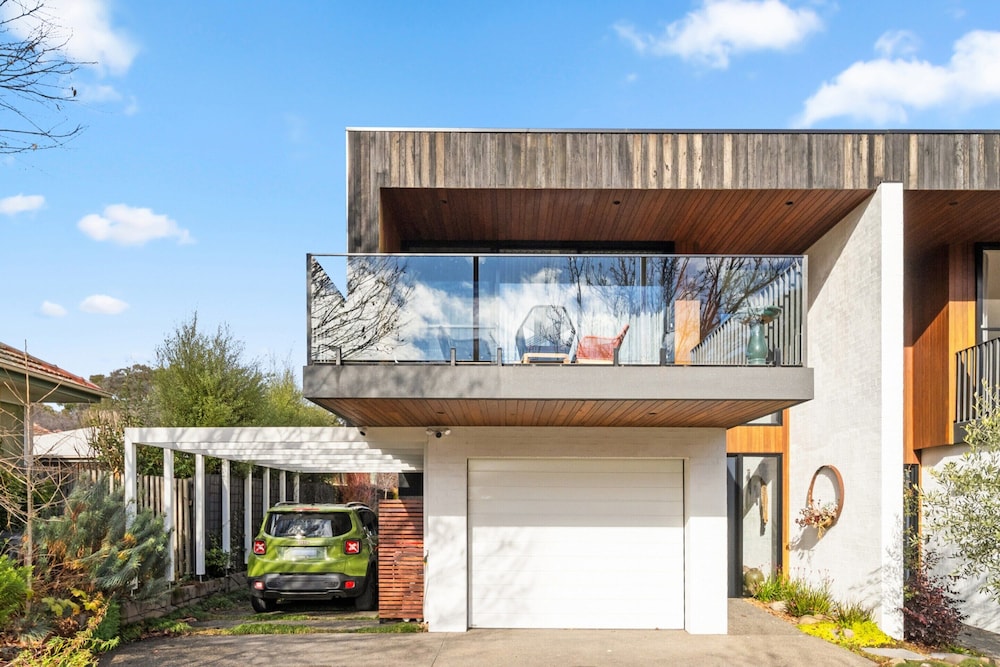 Luxurious 2-bed: Pool, Lift, Dining