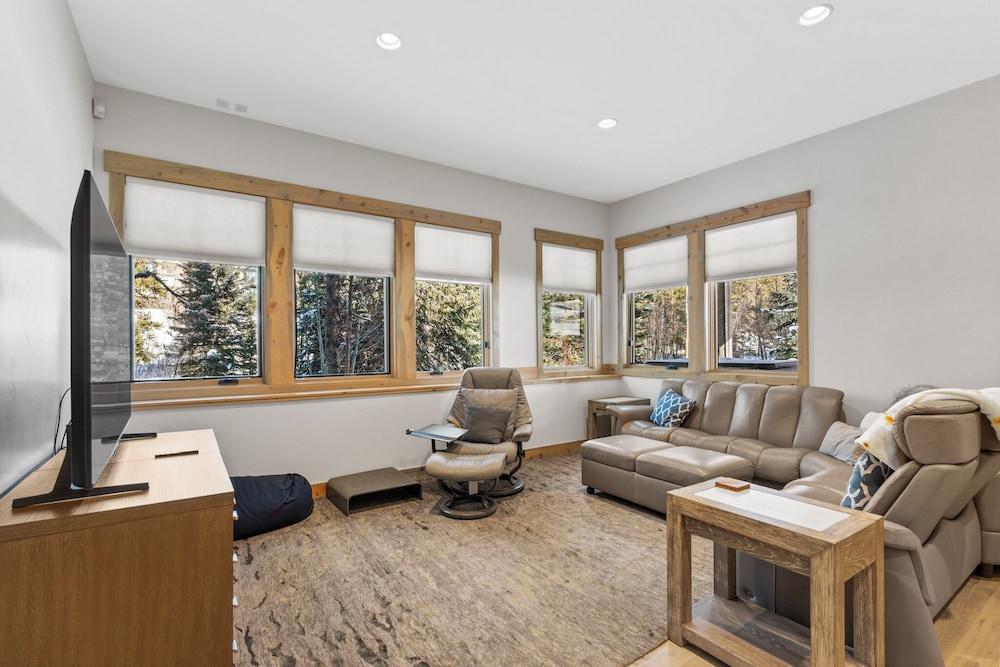 11 Riverwood Drive
