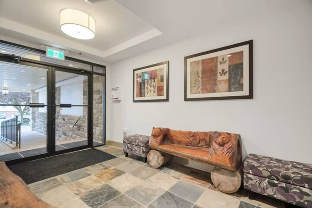 Harrison Lake Pets Welcome 3BR Suite-1