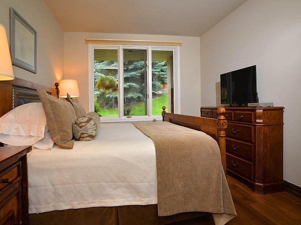 Beaver Creek Vacations - Arrowhead Village Condo - 104 Seasons Lodge - Property Image 1