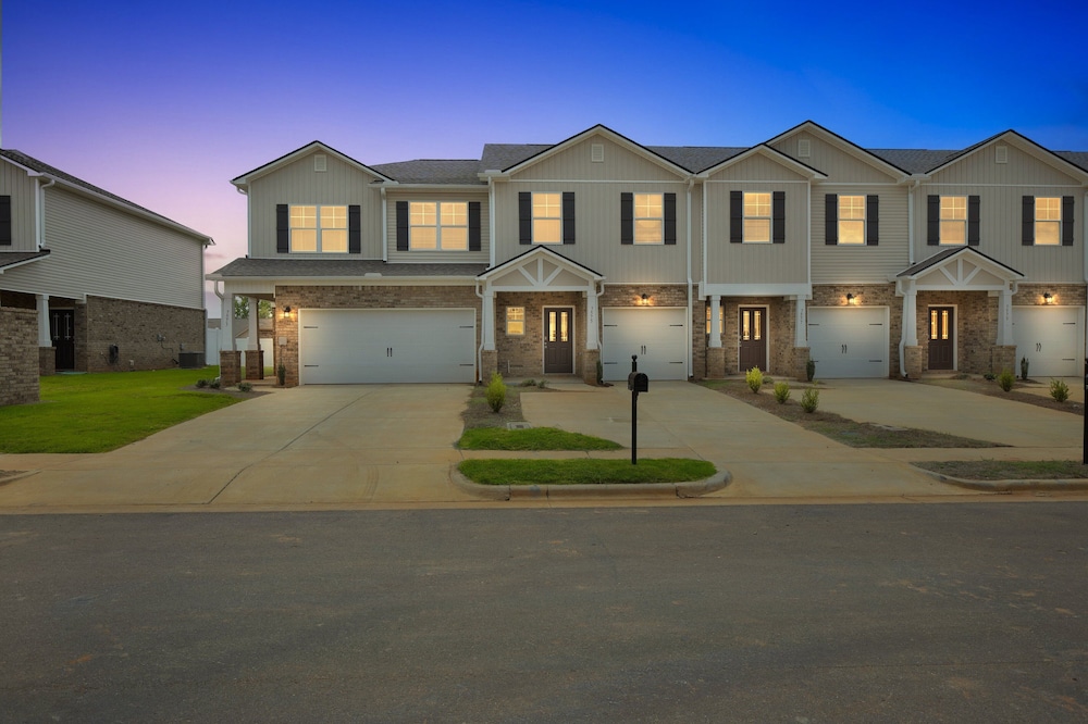 New modern Townhouse, 3BR, 2.5B, near Mid City
