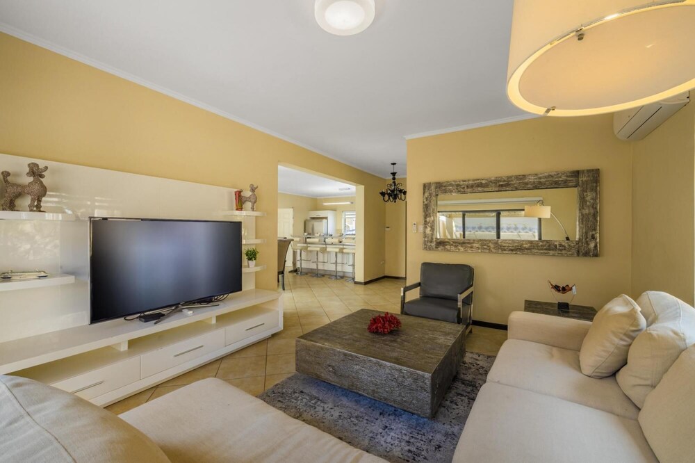 Amazing 4br3 5BA Villa w Private Pool Goldcoast