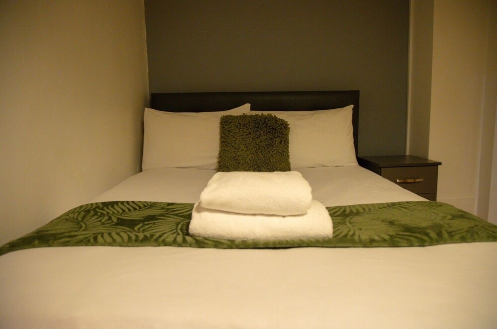 Living Large 5BR Home - Parking - Ideal for Groups