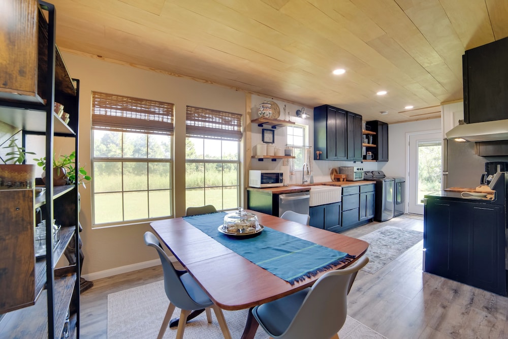 Secluded Getaway on ~10 Acres in The Piney Woods!